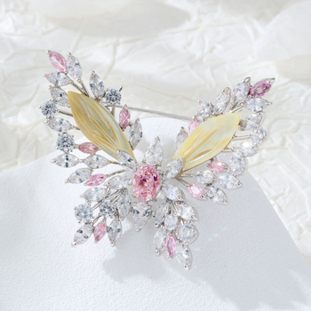 Broșă cu fluture tridimensional, aliaj de cupru, insertie zirconiu, sidef natural, finisaj electrogalvanic, accesorii feminine
