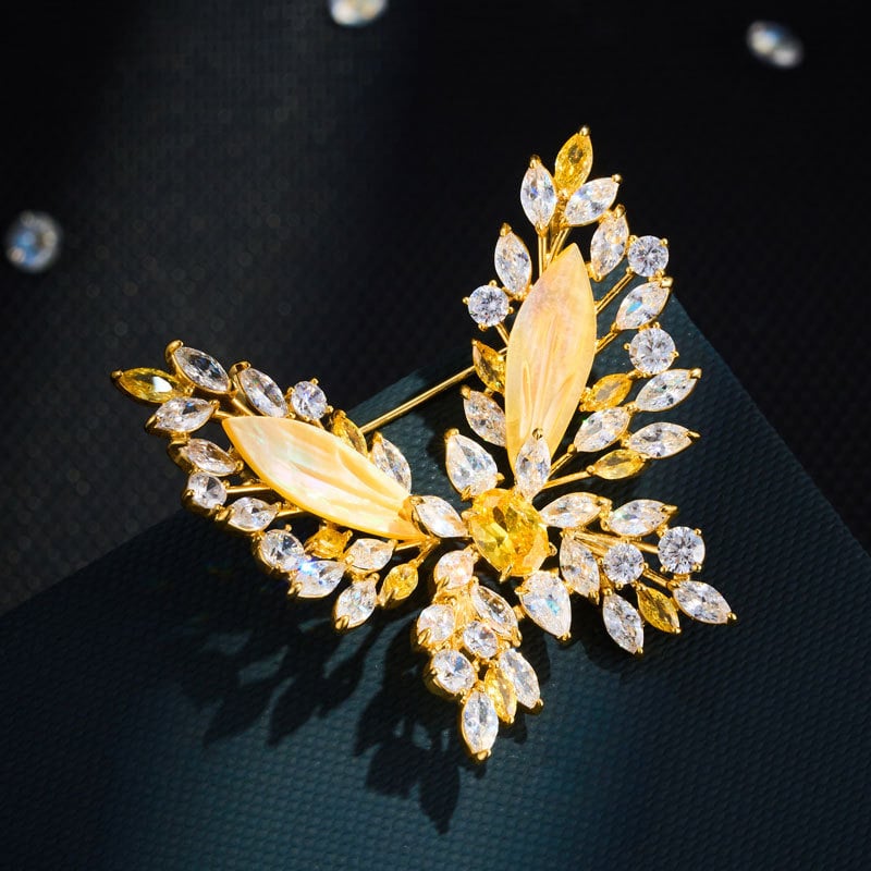 Broșă cu fluture tridimensional, aliaj de cupru, insertie zirconiu, sidef natural, finisaj electrogalvanic, accesorii feminine