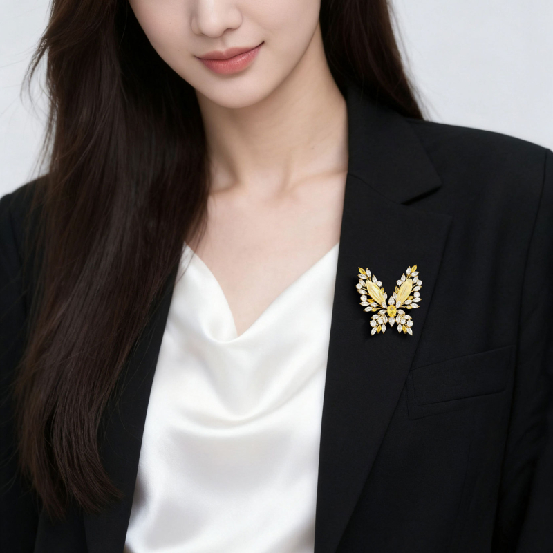 Broșă cu fluture tridimensional, aliaj de cupru, insertie zirconiu, sidef natural, finisaj electrogalvanic, accesorii feminine