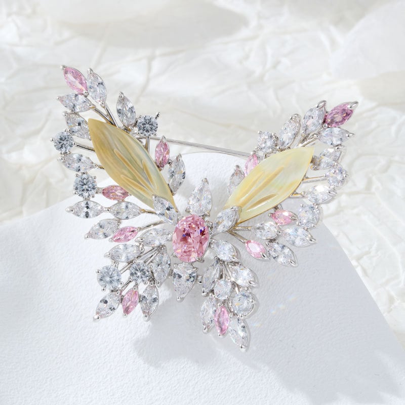 Broșă cu fluture tridimensional, aliaj de cupru, insertie zirconiu, sidef natural, finisaj electrogalvanic, accesorii feminine