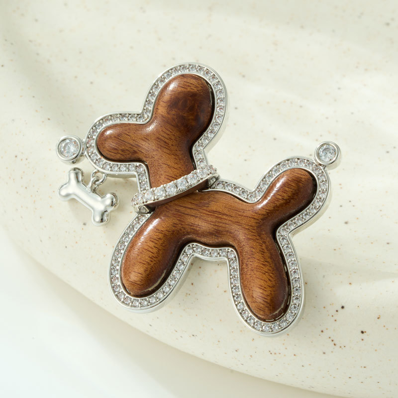 Broșă – cățeluș din lemn, design original, bază din aliaj de cupru cu zirconiu încrustat, placare electrochimică, pentru decor și cadou