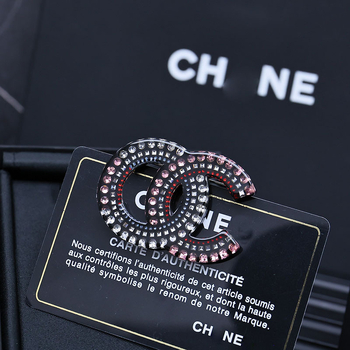 Akril betűs brooch, elektroplakálással készült, dekoratív és multifunkcionális nőknek