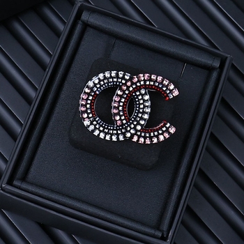 Akril betűs brooch, elektroplakálással készült, dekoratív és multifunkcionális nőknek