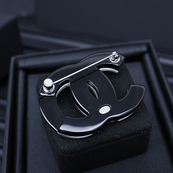 Akril betűs brooch, elektroplakálással készült, dekoratív és multifunkcionális nőknek