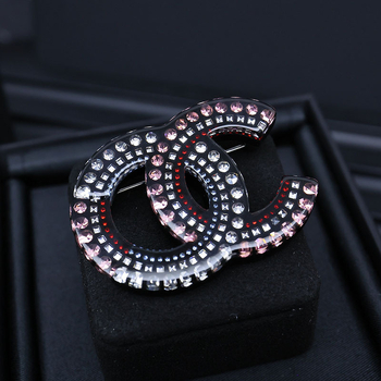 Akril betűs brooch, elektroplakálással készült, dekoratív és multifunkcionális nőknek