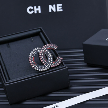 Akril betűs brooch, elektroplakálással készült, dekoratív és multifunkcionális nőknek