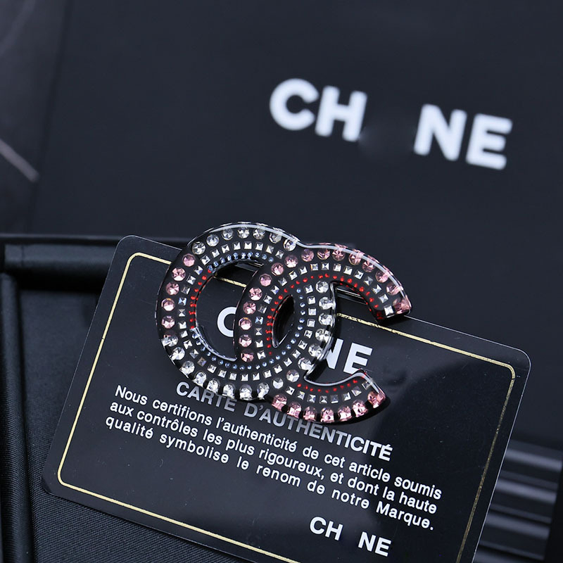 Akril betűs brooch, elektroplakálással készült, dekoratív és multifunkcionális nőknek