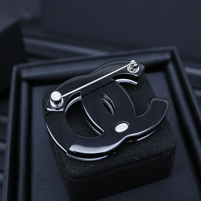 Akril betűs brooch, elektroplakálással készült, dekoratív és multifunkcionális nőknek