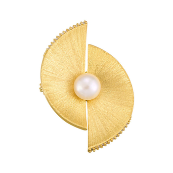 Fan alakú kitűző, aranyozott rézötvözetből, elektrolitikus bevonattal, édesvízi gyöngy
