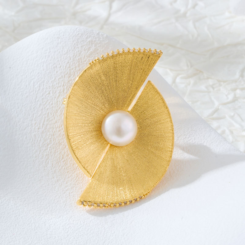 Fan alakú kitűző, aranyozott rézötvözetből, elektrolitikus bevonattal, édesvízi gyöngy