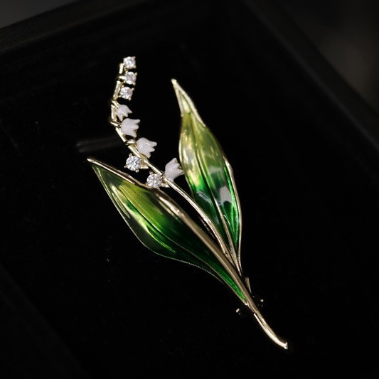 Broșă cu motiv floare liliuța văii, bază de cupru, pietre zirconiu, placare electrolitică