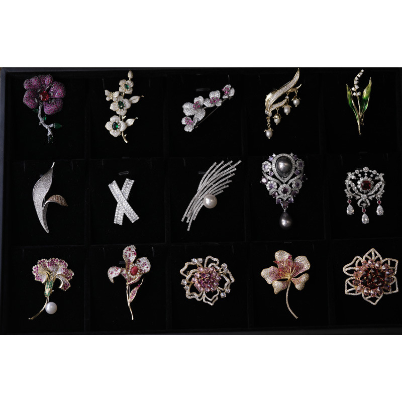 Broșă cu motiv floare liliuța văii, bază de cupru, pietre zirconiu, placare electrolitică