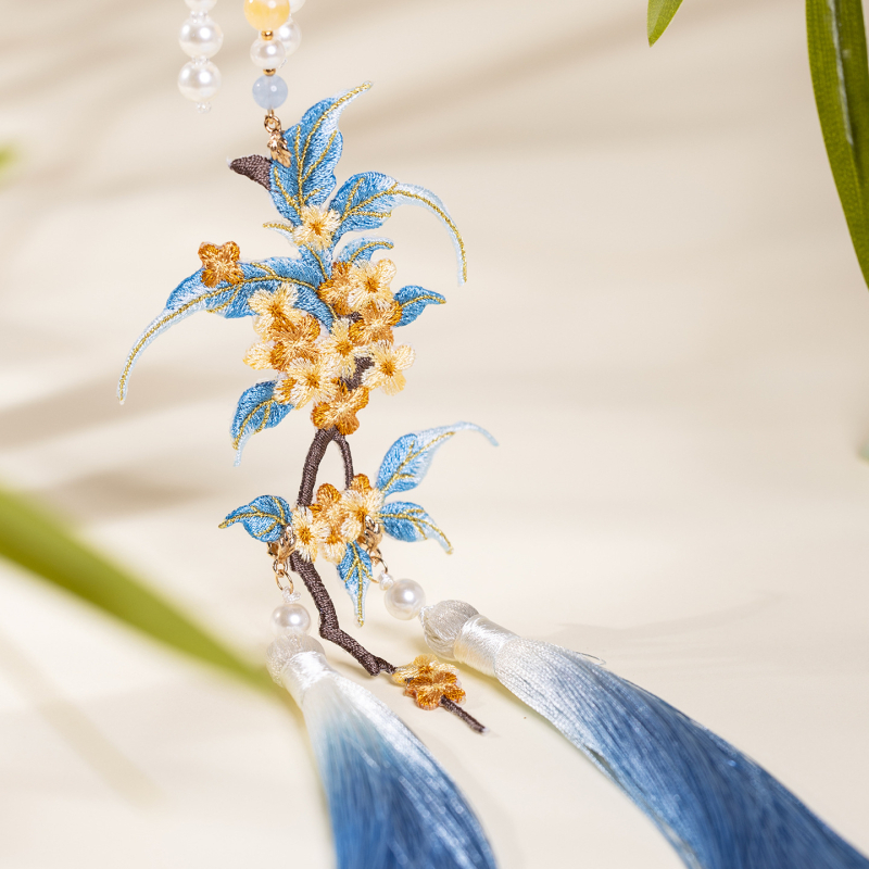 Vintage kínai stílusú qipao hímzé és bojtokkal, kézzel készített szövet, virágos minta, ősz 2025