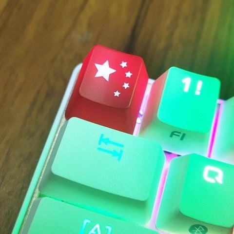 Μηχανικό πληκτρολόγιο με διαφανή ABS κάψες πλήκτρων σε μορφή pixel-heart, ESC/WASD/κατεύθυνσης πλήκτρα, MX σταυροειδή Chrysanthemum καπάκια· ενσύρματο