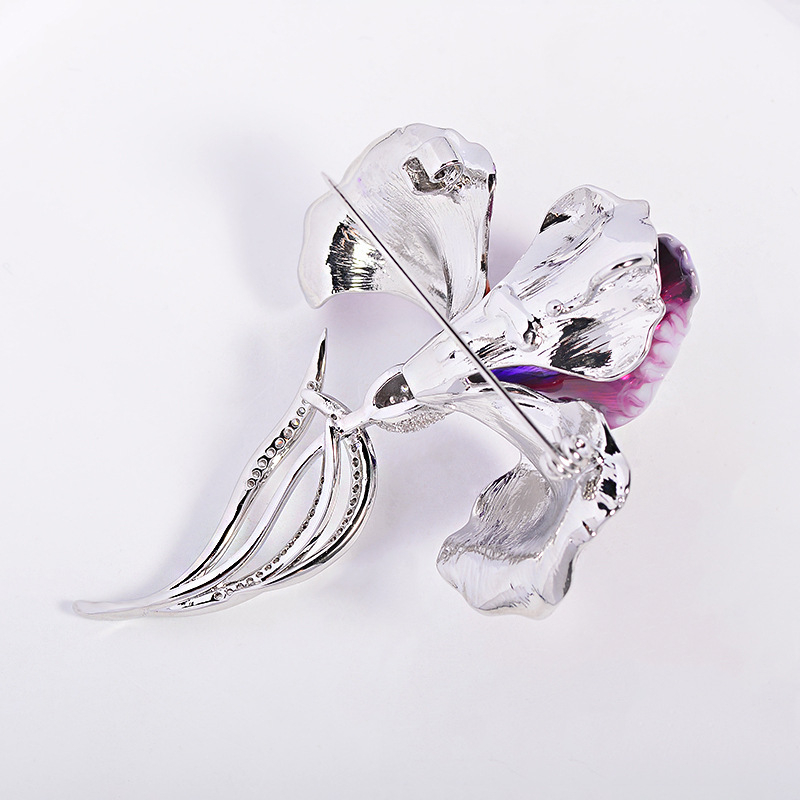 Iris kitűző, réz alapú cirkóniás betétekkel, virág alak, elegáns női stílus, elektroplatált