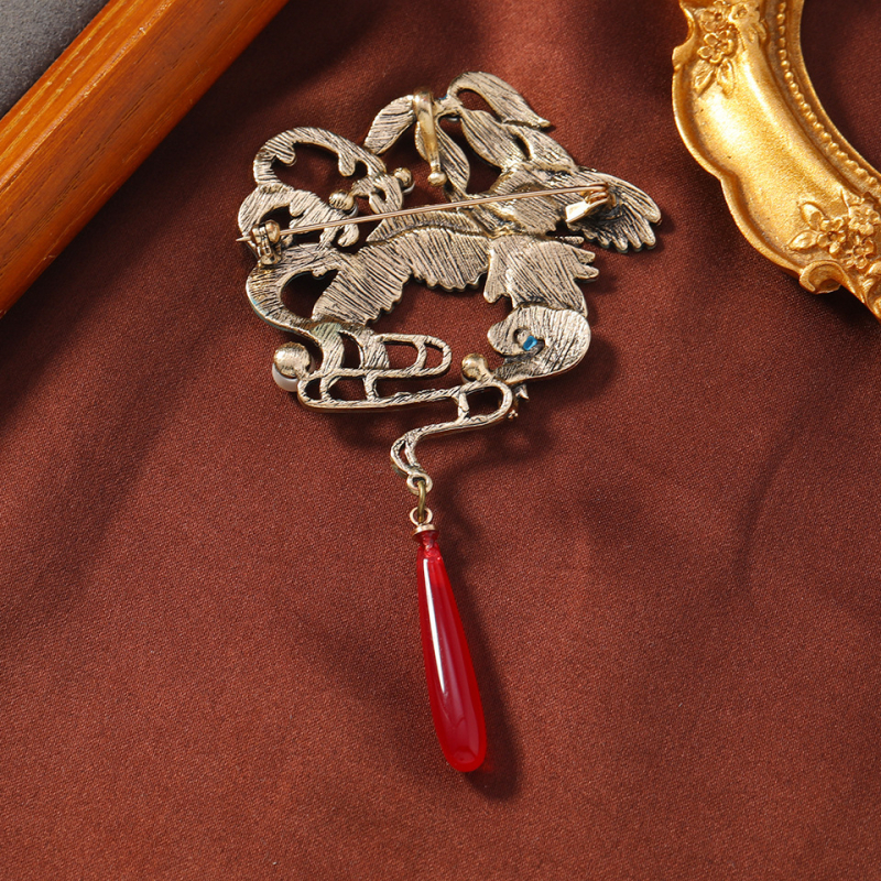 Brosă din aliaj cu motiv animal, cu perle montate, în stil retro național