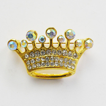 Ötvözetből készült korona, gyémánt díszítésű brooch — uniszex, könnyed luxus, stílus: korona, feldolgozás: gyémánt, dekoráció