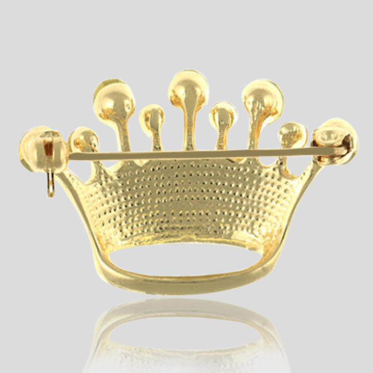 Ötvözetből készült korona, gyémánt díszítésű brooch — uniszex, könnyed luxus, stílus: korona, feldolgozás: gyémánt, dekoráció