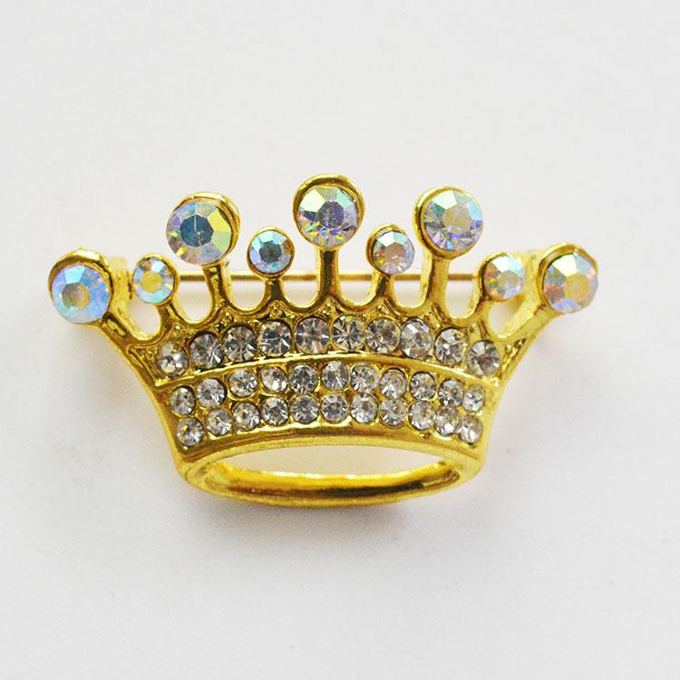 Ötvözetből készült korona, gyémánt díszítésű brooch — uniszex, könnyed luxus, stílus: korona, feldolgozás: gyémánt, dekoráció