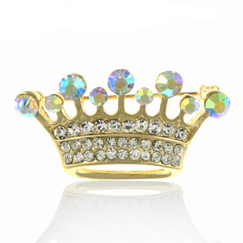 Ötvözetből készült korona, gyémánt díszítésű brooch — uniszex, könnyed luxus, stílus: korona, feldolgozás: gyémánt, dekoráció