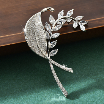 Lističasta broš s mikroukrašćenim cirkonima, metal — elegantna ukrasa za žensku odjeću
