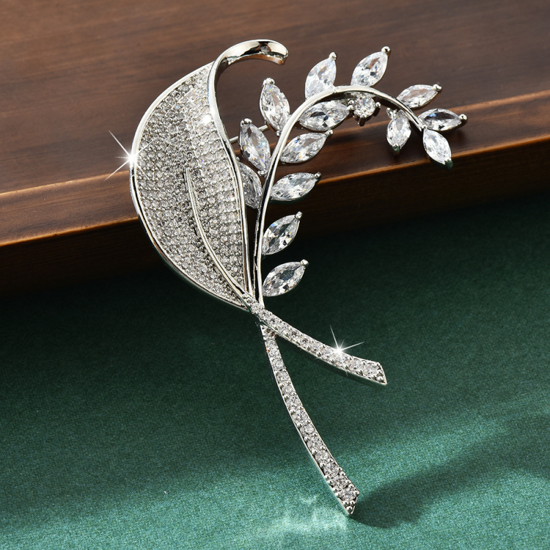 Lističasta broš s mikroukrašćenim cirkonima, metal — elegantna ukrasa za žensku odjeću