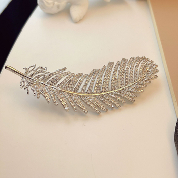 Broșă cu pene, corp din cupru, placare electrolitică, stil feminin, dulce