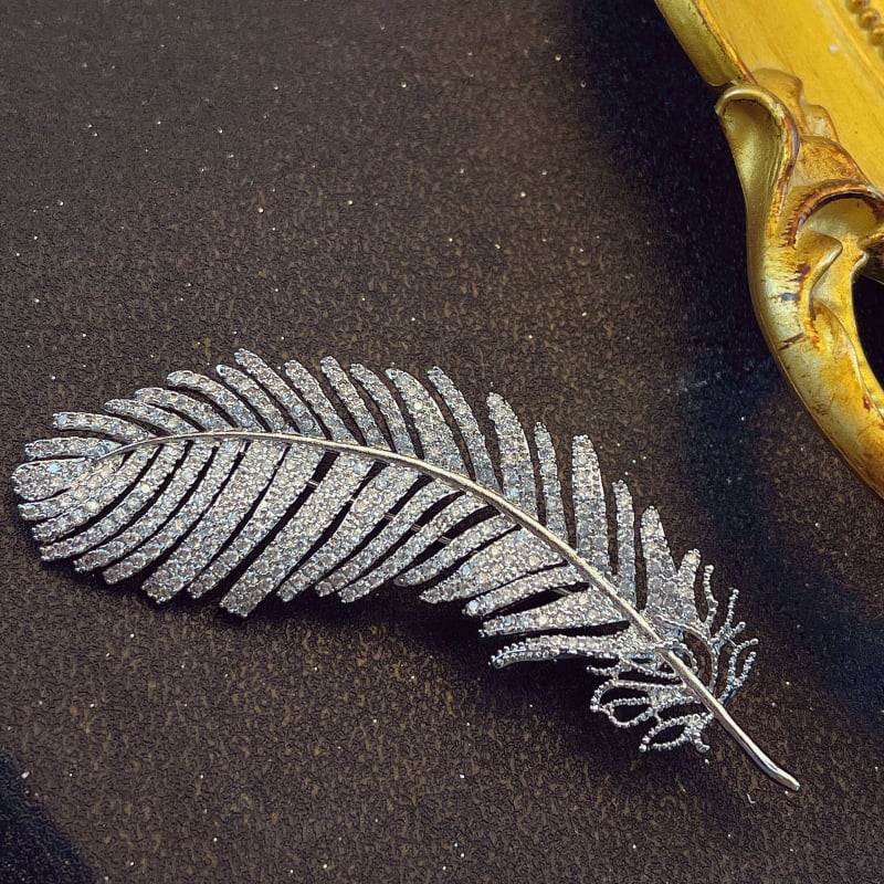 Broșă cu pene, corp din cupru, placare electrolitică, stil feminin, dulce