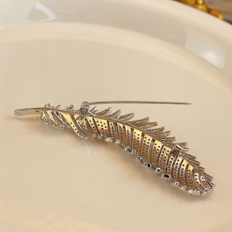 Broșă cu pene, corp din cupru, placare electrolitică, stil feminin, dulce