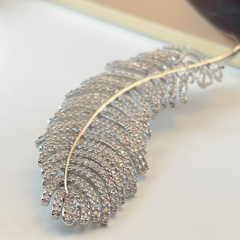 Broșă cu pene, corp din cupru, placare electrolitică, stil feminin, dulce