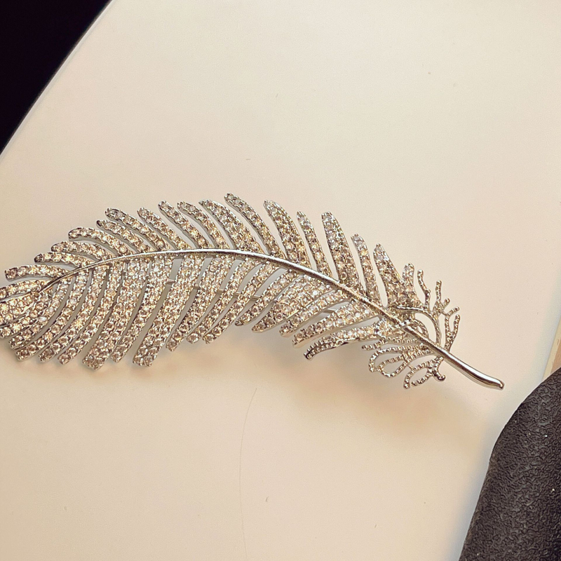 Broșă cu pene, corp din cupru, placare electrolitică, stil feminin, dulce