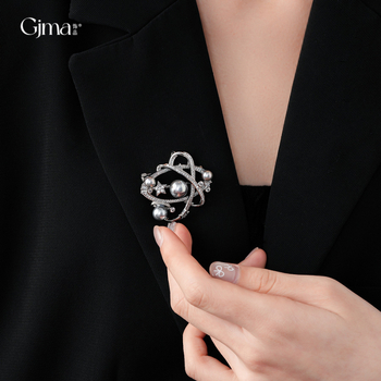 Broš s bakrenom zvjezdastom formom, s dijamantnim postavom, ženski lagani luksuzni stil (Materijal: bakar; Oblik: zvijezda; Tehnologija: postavljanje dijamanata; Stil: ženski, lagani luksuz; Funkcije: ukrašavanje, poklon)