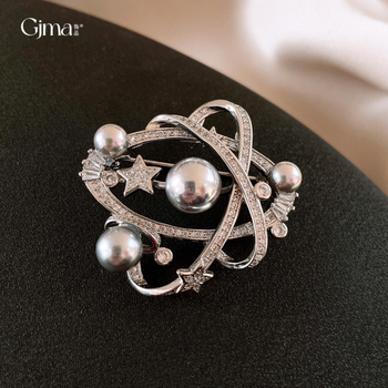 Broš s bakrenom zvjezdastom formom, s dijamantnim postavom, ženski lagani luksuzni stil (Materijal: bakar; Oblik: zvijezda; Tehnologija: postavljanje dijamanata; Stil: ženski, lagani luksuz; Funkcije: ukrašavanje, poklon)