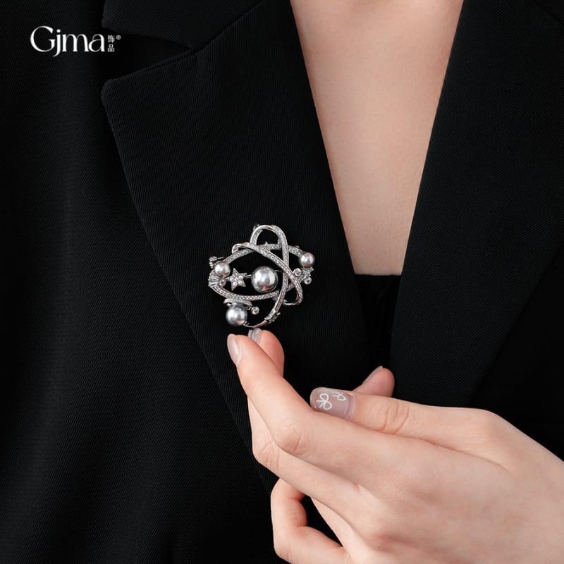 Broš s bakrenom zvjezdastom formom, s dijamantnim postavom, ženski lagani luksuzni stil (Materijal: bakar; Oblik: zvijezda; Tehnologija: postavljanje dijamanata; Stil: ženski, lagani luksuz; Funkcije: ukrašavanje, poklon)