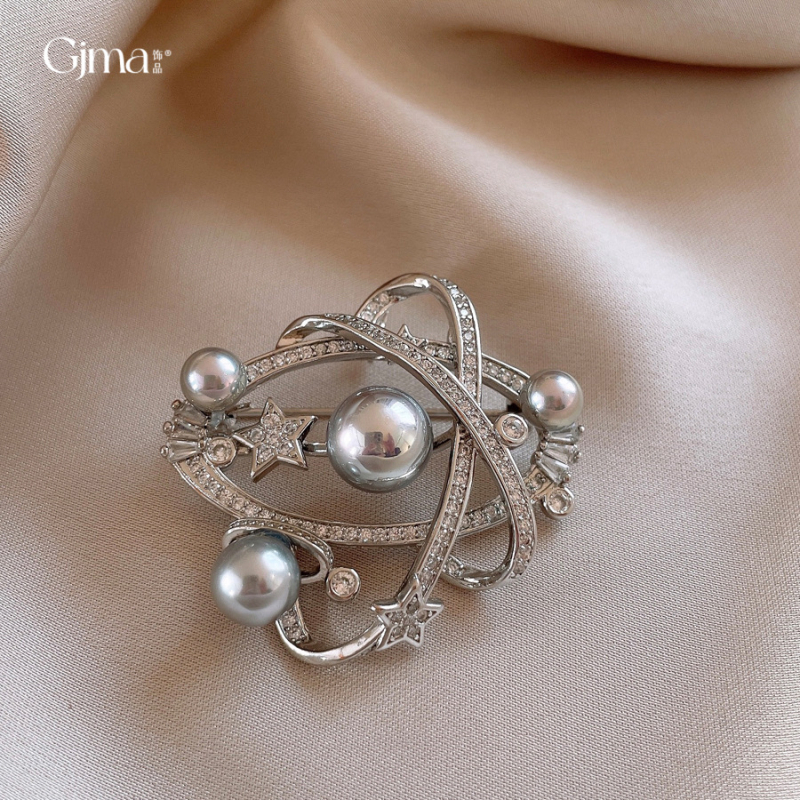 Broš s bakrenom zvjezdastom formom, s dijamantnim postavom, ženski lagani luksuzni stil (Materijal: bakar; Oblik: zvijezda; Tehnologija: postavljanje dijamanata; Stil: ženski, lagani luksuz; Funkcije: ukrašavanje, poklon)