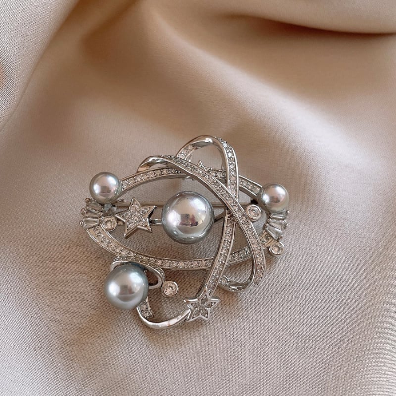 Broš s bakrenom zvjezdastom formom, s dijamantnim postavom, ženski lagani luksuzni stil (Materijal: bakar; Oblik: zvijezda; Tehnologija: postavljanje dijamanata; Stil: ženski, lagani luksuz; Funkcije: ukrašavanje, poklon)