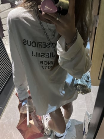 Тениска с дълъг ръкав, градиентен принт на букви • Памук (95%+) • Свободен силует • UPF30+ • Ръкав 3/4 • Лято 2024