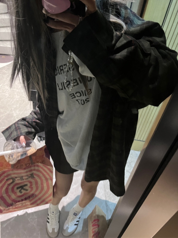 Тениска с дълъг ръкав, градиентен принт на букви • Памук (95%+) • Свободен силует • UPF30+ • Ръкав 3/4 • Лято 2024