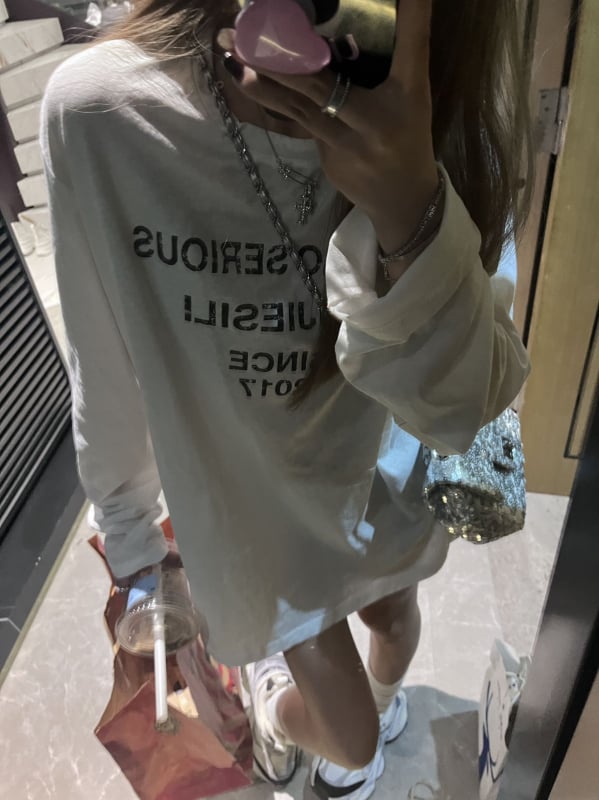 Тениска с дълъг ръкав, градиентен принт на букви • Памук (95%+) • Свободен силует • UPF30+ • Ръкав 3/4 • Лято 2024