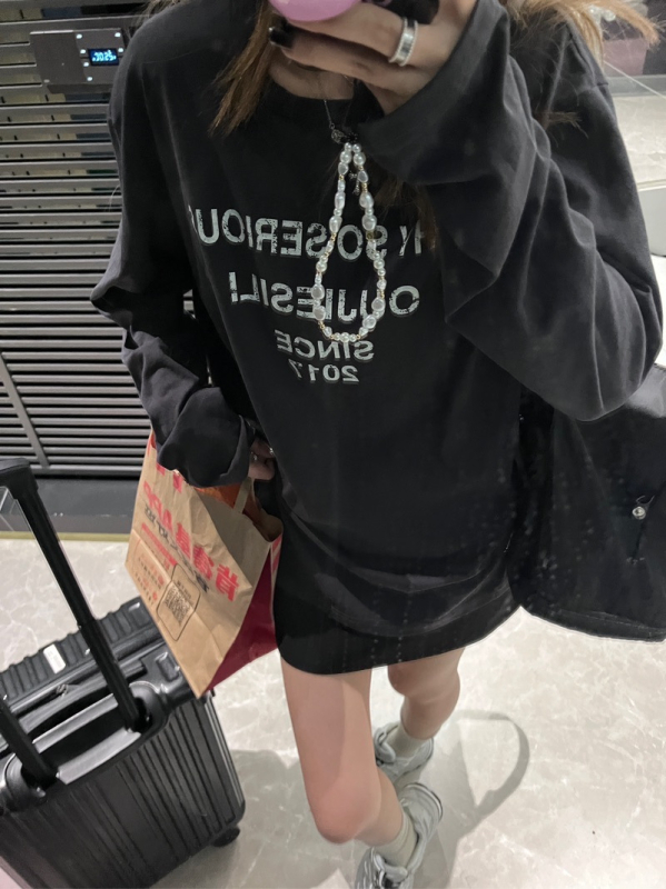 Тениска с дълъг ръкав, градиентен принт на букви • Памук (95%+) • Свободен силует • UPF30+ • Ръкав 3/4 • Лято 2024