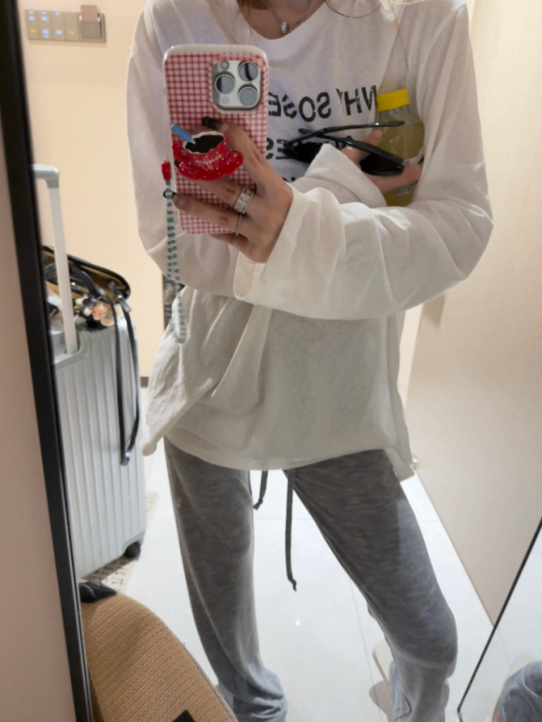 Тениска с дълъг ръкав, градиентен принт на букви • Памук (95%+) • Свободен силует • UPF30+ • Ръкав 3/4 • Лято 2024