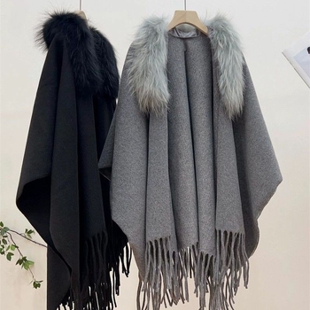 Șal tricotat fără mâneci, elegant, cu guler din blană sintetică și ciucuri – toamnă/iarnă, lungime medie, țesătură simplă