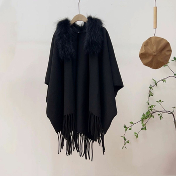 Șal tricotat fără mâneci, elegant, cu guler din blană sintetică și ciucuri – toamnă/iarnă, lungime medie, țesătură simplă