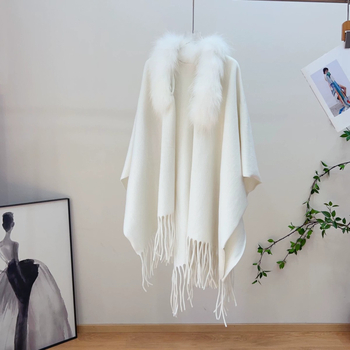 Șal tricotat fără mâneci, elegant, cu guler din blană sintetică și ciucuri – toamnă/iarnă, lungime medie, țesătură simplă