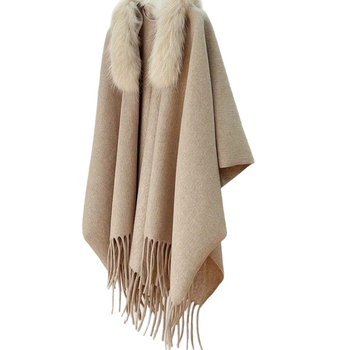 Șal tricotat fără mâneci, elegant, cu guler din blană sintetică și ciucuri – toamnă/iarnă, lungime medie, țesătură simplă