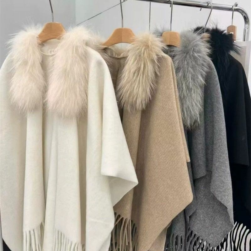 Șal tricotat fără mâneci, elegant, cu guler din blană sintetică și ciucuri – toamnă/iarnă, lungime medie, țesătură simplă