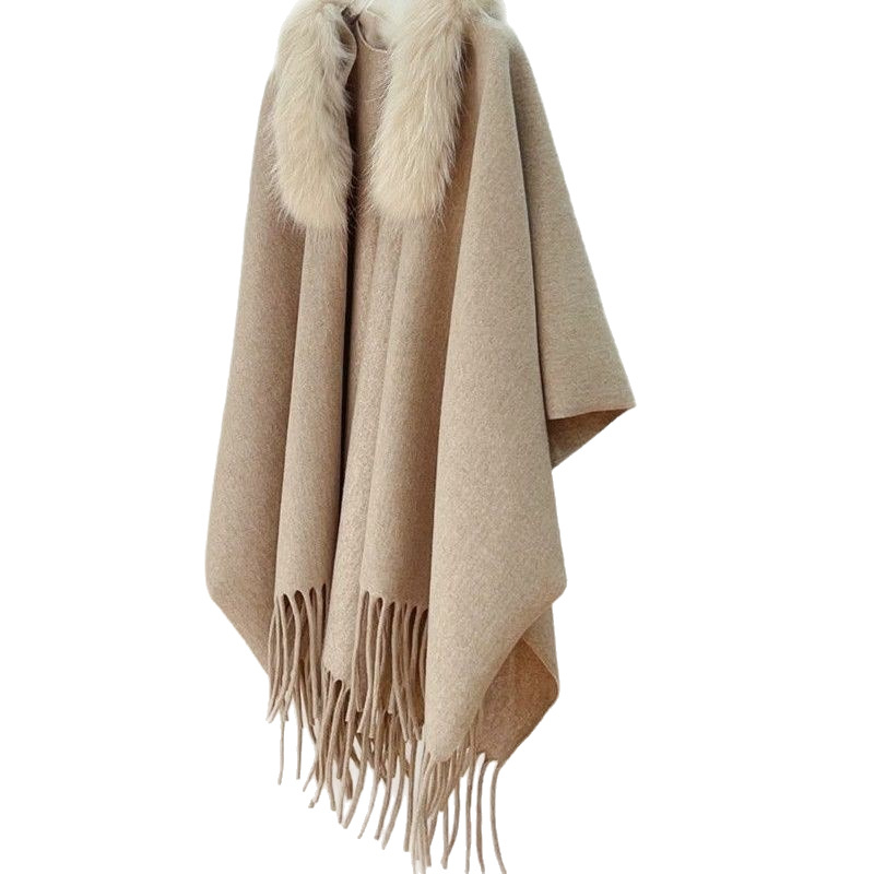 Șal tricotat fără mâneci, elegant, cu guler din blană sintetică și ciucuri – toamnă/iarnă, lungime medie, țesătură simplă