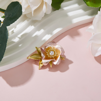 Broșă – floare de camelia, aliaj de zinc, placare electrogalvanică, formă de floare, accesoriu unisex