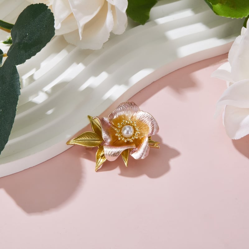 Broșă – floare de camelia, aliaj de zinc, placare electrogalvanică, formă de floare, accesoriu unisex