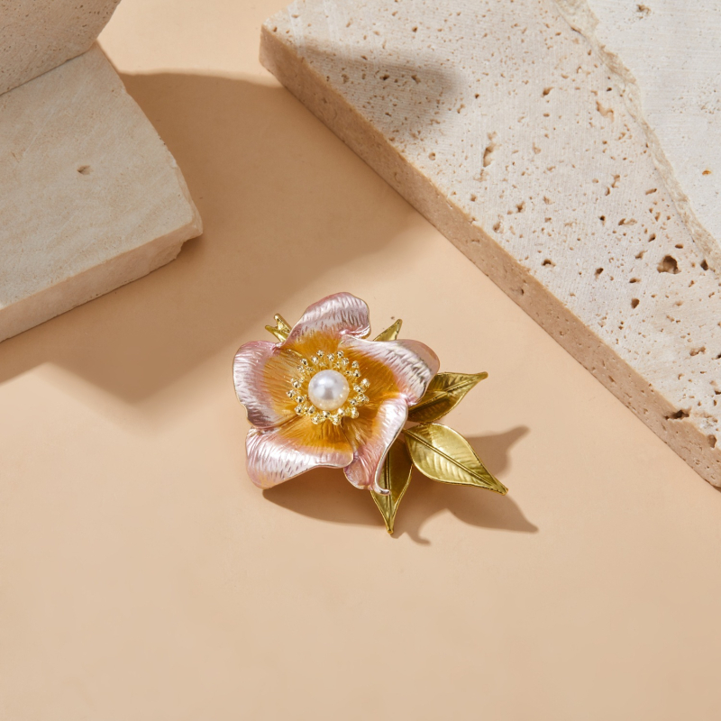 Broșă – floare de camelia, aliaj de zinc, placare electrogalvanică, formă de floare, accesoriu unisex